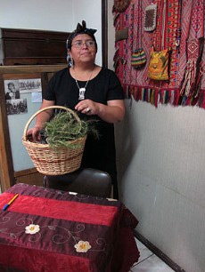 María Quiñelén con canasto de plantas medicinales, Madrid 2010